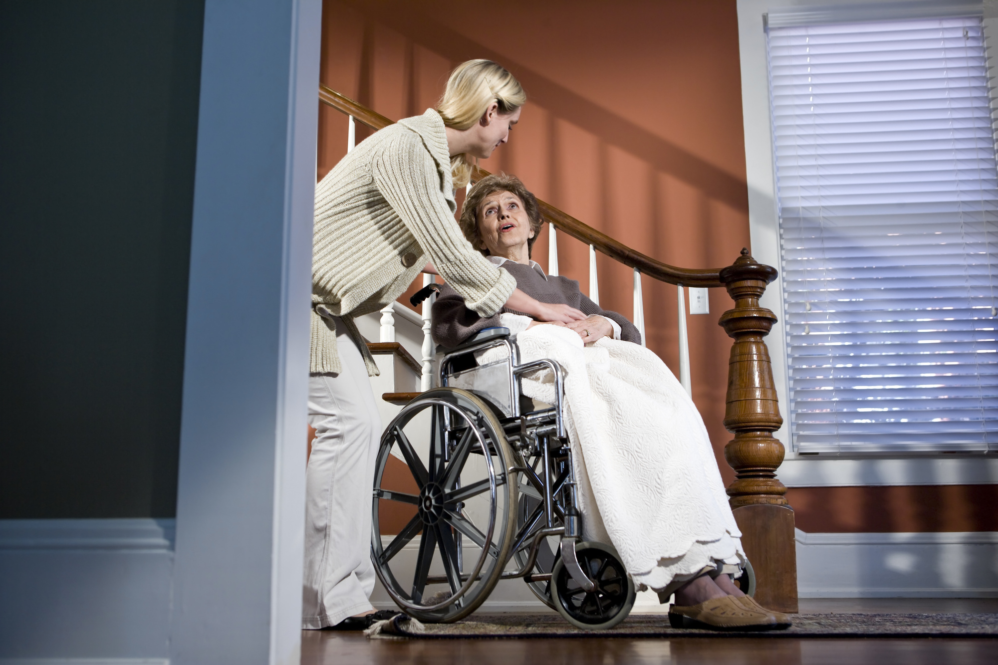 Недееспособный инвалид с детства. Пожилая дама в инвалидной коляске. Старушка на инвалидной коляске. Женщина в инвалидном кресле. Ребенок в инвалидной коляске.